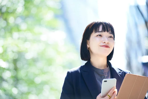 Kvinna Som Håller Smartphone Utomhus — Stockfoto