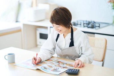 Odadaki market reklamlarına bakan bir kadın.