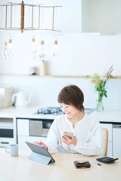 Mulher Operando Smartphone Sala Cozinha — Fotografia de Stock