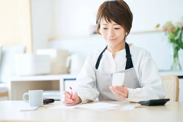 Woman Apron Checking Receipts Room — Stock Photo, Image