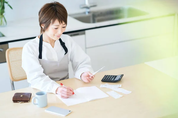 Woman Apron Checking Receipts Room — Stock Photo, Image