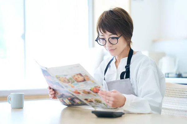 Woman Wearing Glasses Looking Advertising Leaflet Room — Stock Photo, Image