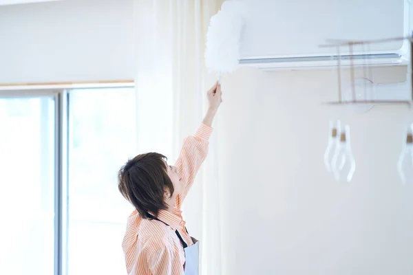 Asiatische Frau Putzt Den Staub Die Zimmer — Stockfoto