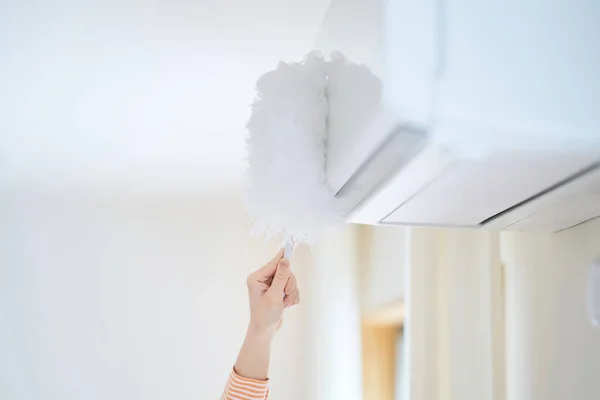 Asiatische Frau Putzt Den Staub Die Zimmer — Stockfoto