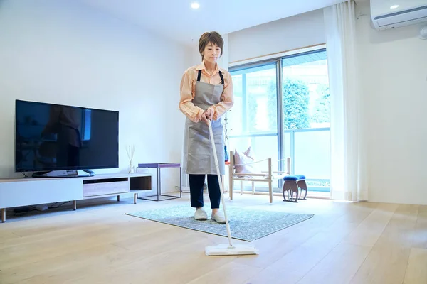 Asiatique Femme Nettoyage Plancher Dans Chambre — Photo