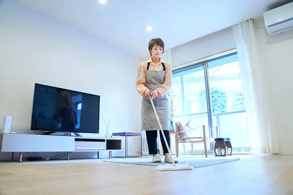 Mujer Asiática Limpiando Suelo Habitación — Foto de Stock