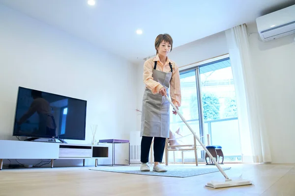 Mujer Asiática Limpiando Suelo Habitación — Foto de Stock