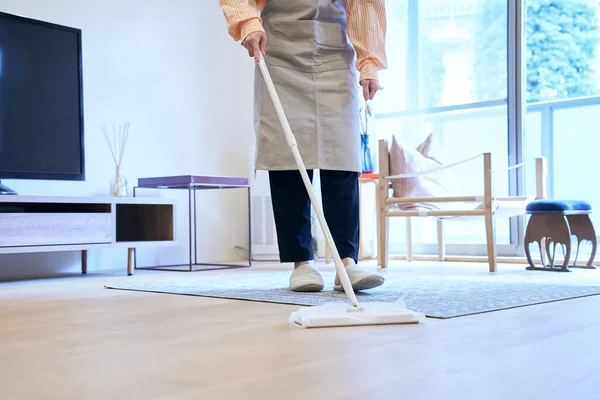 部屋の床を掃除するアジアの女性 — ストック写真