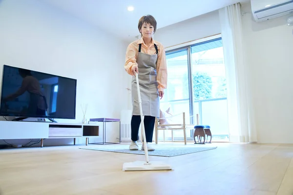 Asiatin Putzt Den Fußboden Zimmer — Stockfoto