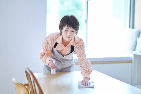 Mujer Limpiando Mesa Del Comedor Habitación — Foto de Stock