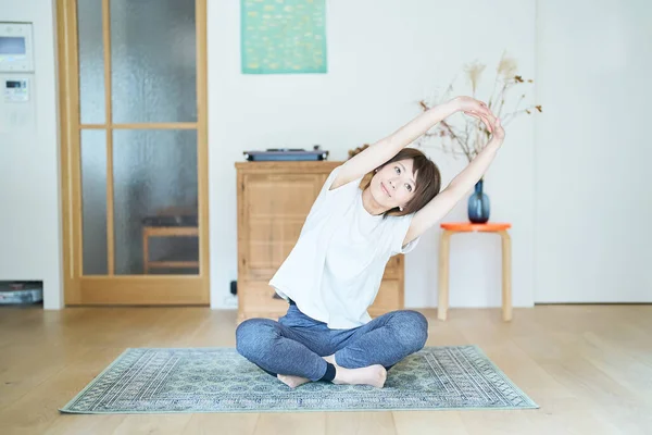 Asiatisch Frau Stretching Die Zimmer — Stockfoto