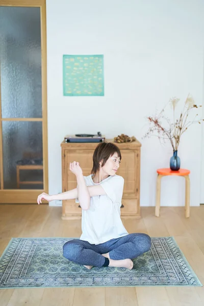 Asian Woman Stretching Room — Stockfoto