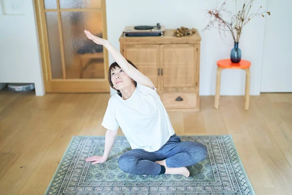 Asian Woman Stretching Room — Φωτογραφία Αρχείου