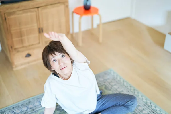 Asian Woman Stretching Room — ストック写真