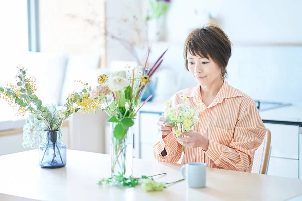 Mujer Arreglando Flores Con Florero Habitación —  Fotos de Stock