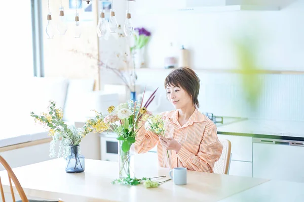 Mujer Arreglando Flores Con Florero Habitación — Foto de Stock