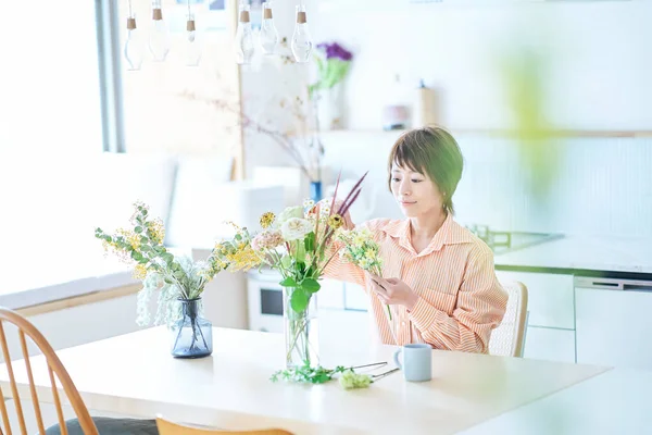 Žena Aranžování Květiny Květinovou Vázou Pokoji — Stock fotografie