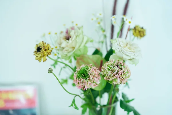 Klidná Místnost Sušenými Květy Naplněná Jemným Světlem — Stock fotografie
