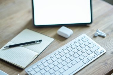 Sıradan bir masaya yerleştirilmiş bir tablet bilgisayar gibi bir takım iş araçları