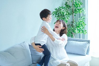 Sevinçli genç anne ve oğul odada.