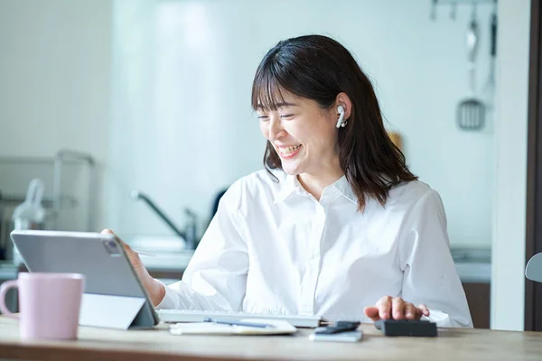 Mulher Negócios Asiática Comunicando Online Sua Sala Estar — Fotografia de Stock