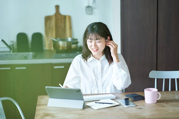 リビングルームでオンラインでコミュニケーションを取るアジアのビジネスマン — ストック写真