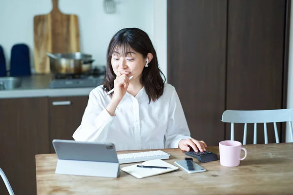 リビングルームでオンラインでコミュニケーションを取るアジアのビジネスマン — ストック写真