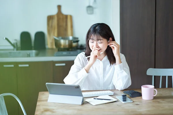 Asiatico Businesswoman Communicating Online Suo Living Room — Foto Stock