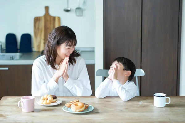 Mor Och Son Poserar För Att Börja Äta Rummet — Stockfoto