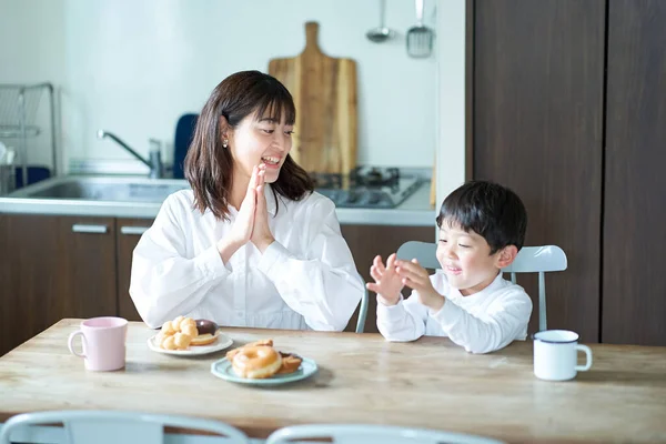 母親と息子は部屋で食事を開始するポーズ — ストック写真