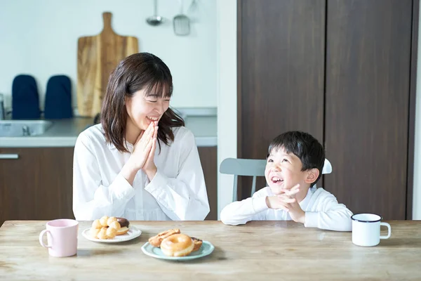 Madre Figlio Posano Iniziare Mangiare Nella Stanza — Foto Stock