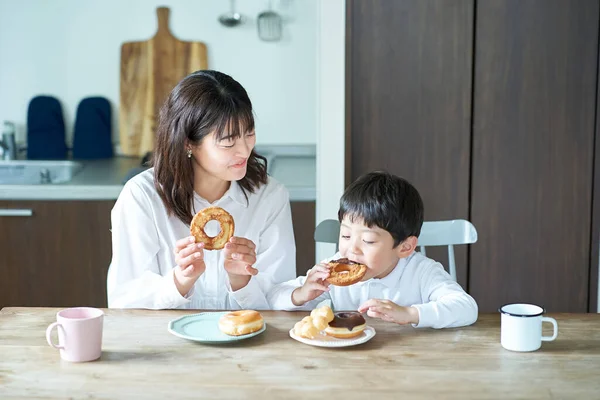 Mãe Filho Comendo Donut Casa — Fotografia de Stock