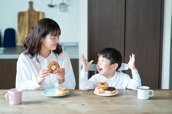 Mãe Filho Comendo Donut Casa — Fotografia de Stock
