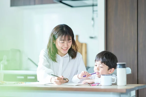 Anne Çocuk Odada Kalem Defterle Ders Çalışıyor — Stok fotoğraf