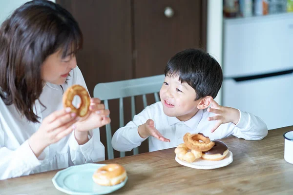 Anne Oğul Evde Donut Yiyorlar — Stok fotoğraf