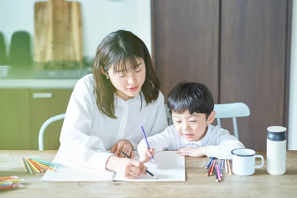 Μητέρα Και Παιδί Σπουδάζουν Μολύβια Και Σημειωματάριο Στο Δωμάτιο — Φωτογραφία Αρχείου