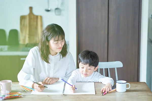 Μητέρα Και Παιδί Σπουδάζουν Μολύβια Και Σημειωματάριο Στο Δωμάτιο — Φωτογραφία Αρχείου
