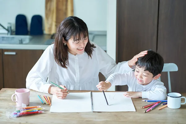 Mother Who Praises Child Playing Room — Stock Photo, Image