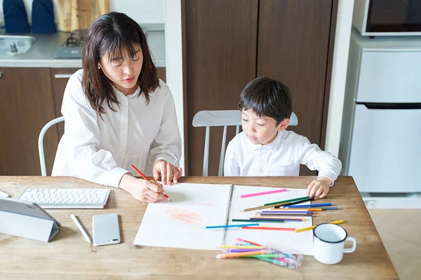 Мать Работает Своей Комнате Ребенок Рисует — стоковое фото