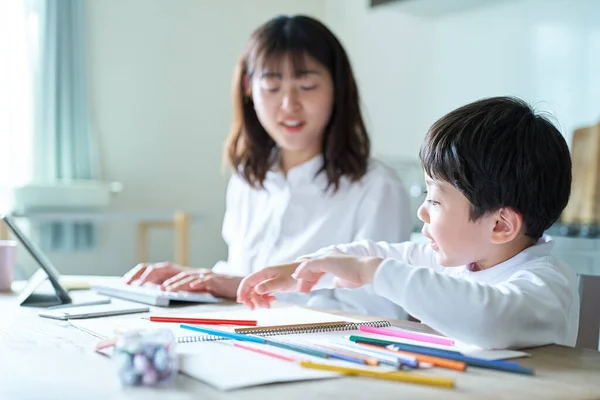 Mother Working Her Room Child Drawing — Stock Photo, Image