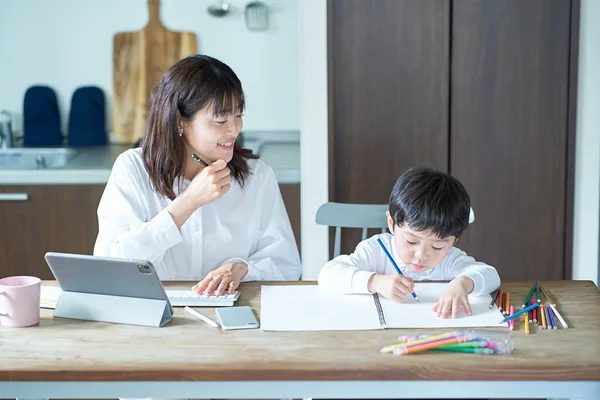 Eine Mutter Arbeitet Ihrem Zimmer Und Ein Kind Zeichnet — Stockfoto