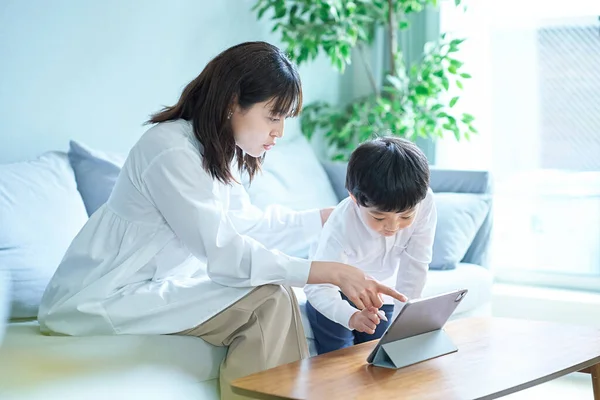 Mother Child Sitting Sofa Looking Screen Tablet — Stock Photo, Image