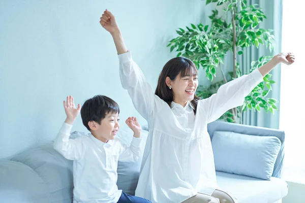 Jubilant Young Mother Son Room — Stock Photo, Image