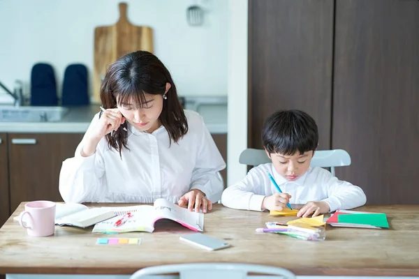 Mother Studying Her Room Child Playing Next Her — Stock Photo, Image