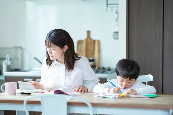 Mother Studying Her Room Child Playing Next Her — Stock Photo, Image