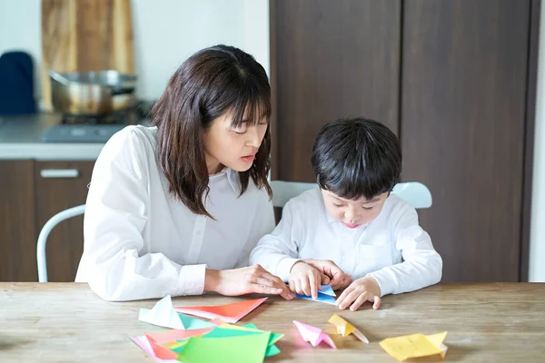 Pai Criança Brincando Com Origami Sala — Fotografia de Stock