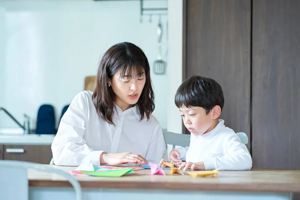 Parent Child Playing Origami Room — Stock Photo, Image