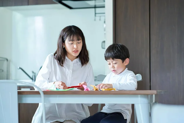 Γονέας Και Παιδί Παίζει Origami Στο Δωμάτιο — Φωτογραφία Αρχείου