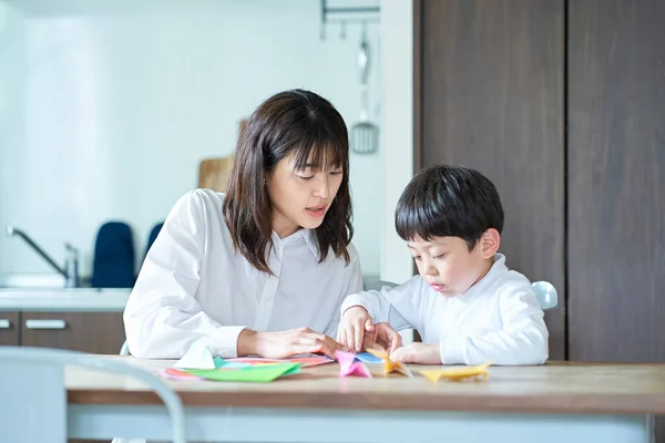 Parent Enfant Jouant Avec Origami Dans Chambre — Photo