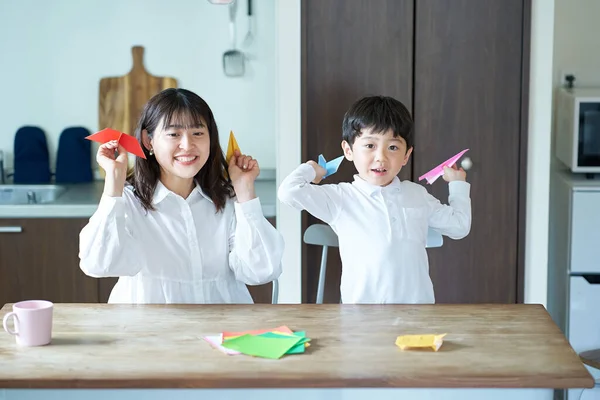 Forældre Børn Leger Med Origami Rummet - Stock-foto